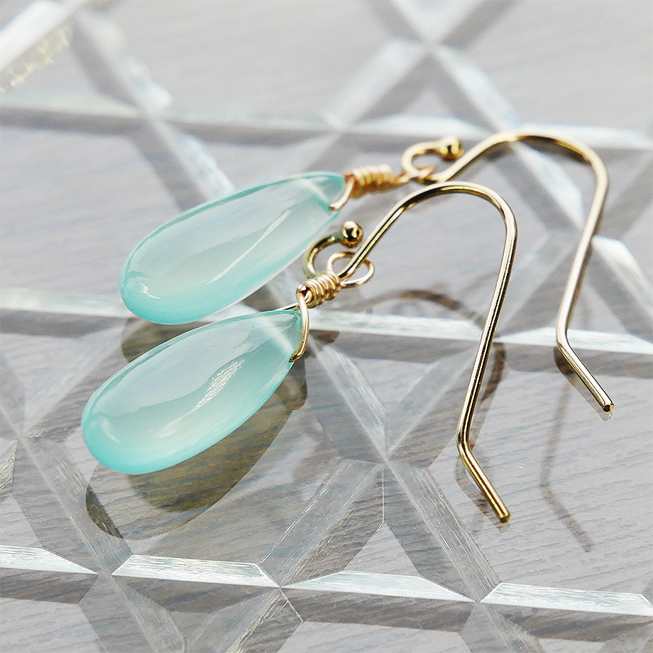 爽やかなティアドロップ型シーブルーカルセドニーを使ったピアス